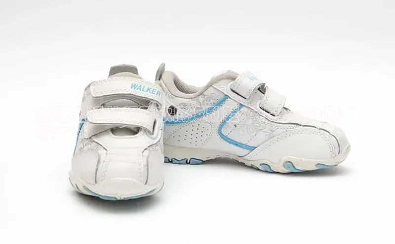 意昂3手游平台官网云创智行轻盈舒适的超薄软底运动鞋：让您的双脚如
履云端