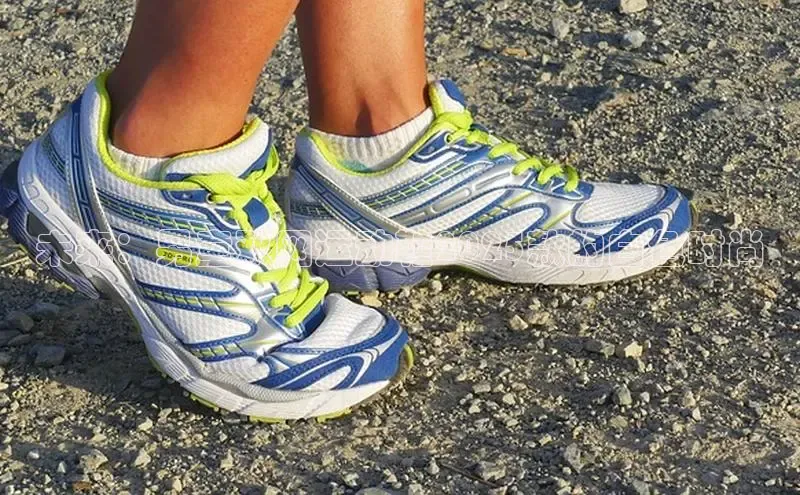 未来：男童双网运动鞋2025款的白色时尚